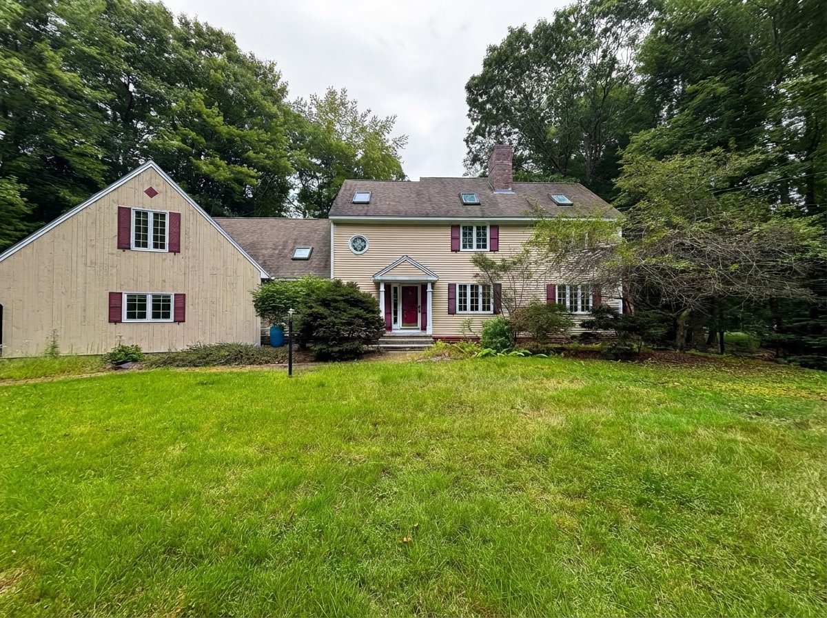Bedford House: 62 Hearthside Cir