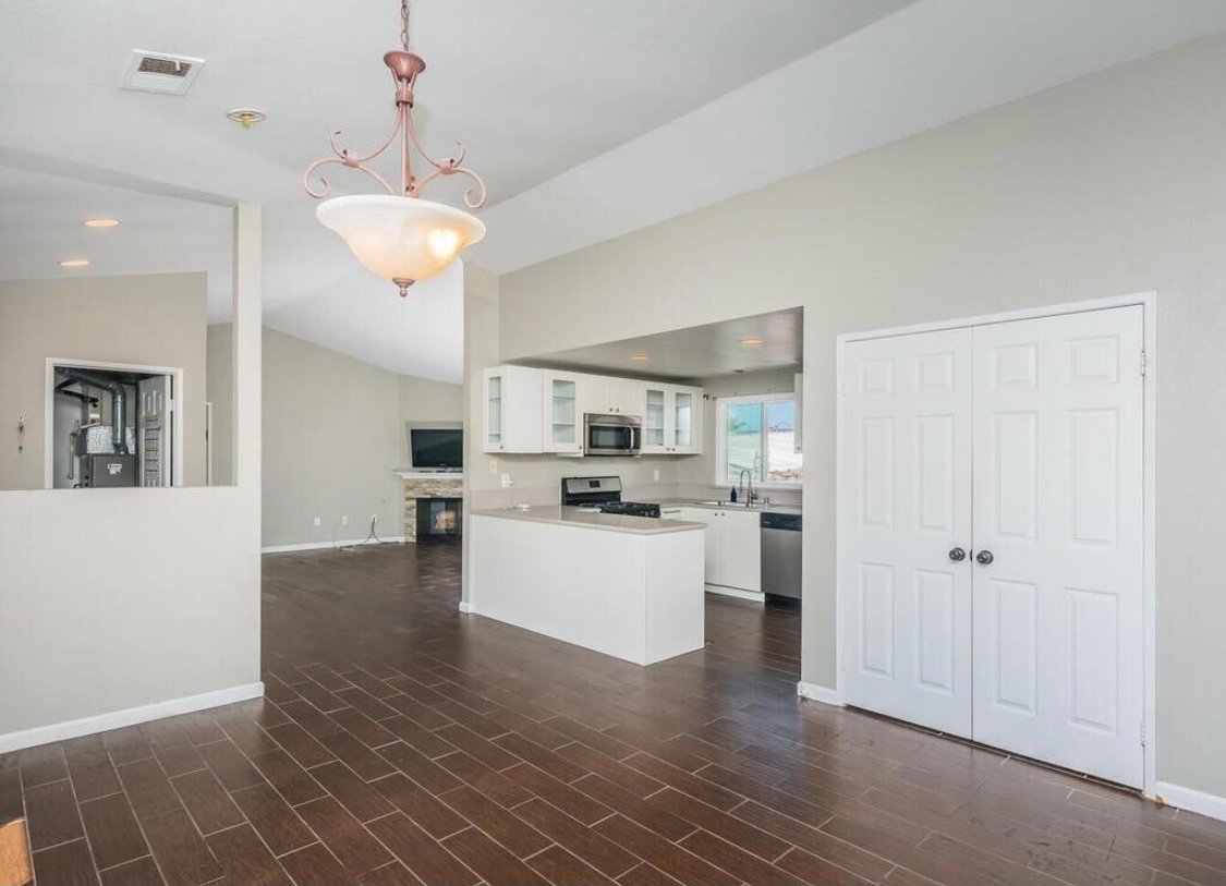 Vista Condo: 1370 Palomar Pl