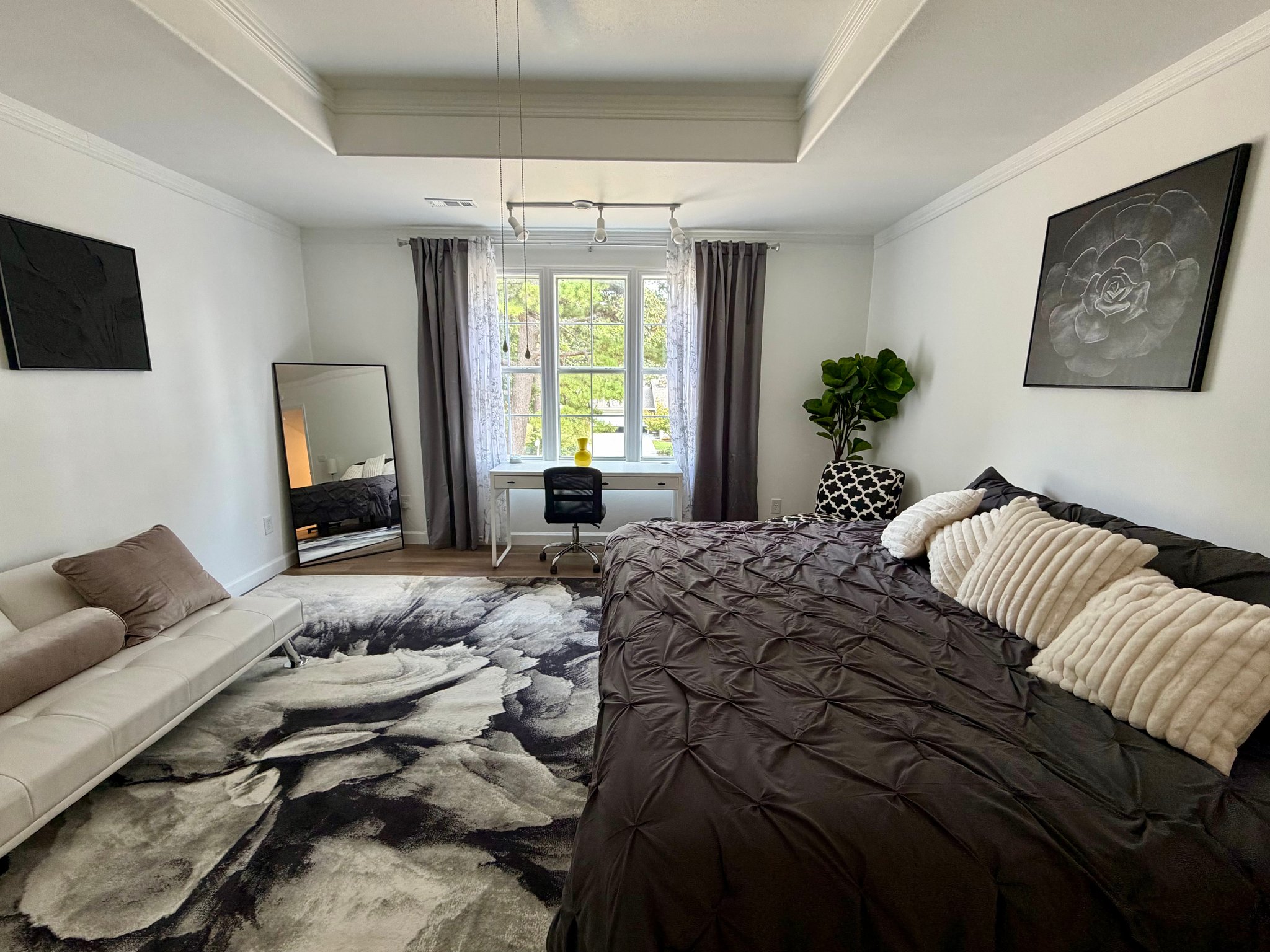 Springdale House: 206 Suttle Dr
