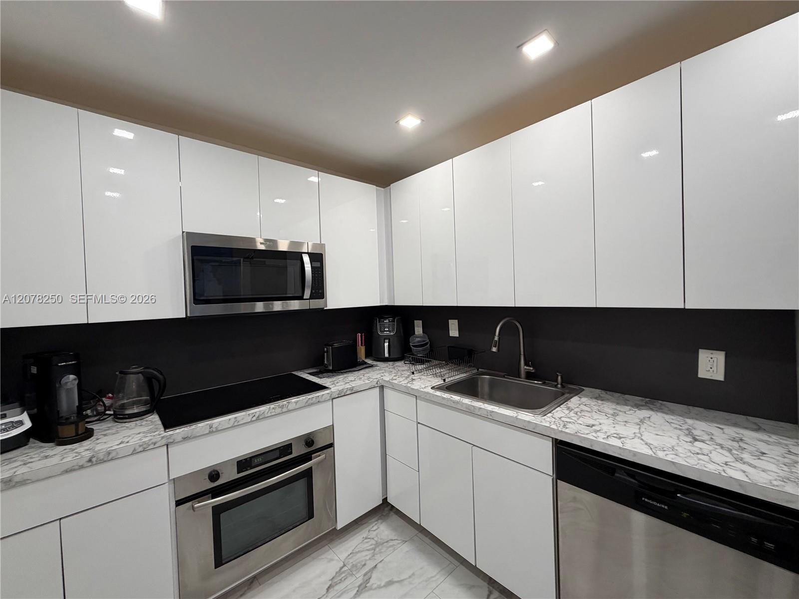 SUNNY ISLES BEACH Condo: 400 Kings Point Dr