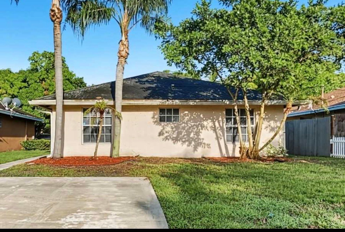 West palm beach Townhome: 2611 Alexander Ave