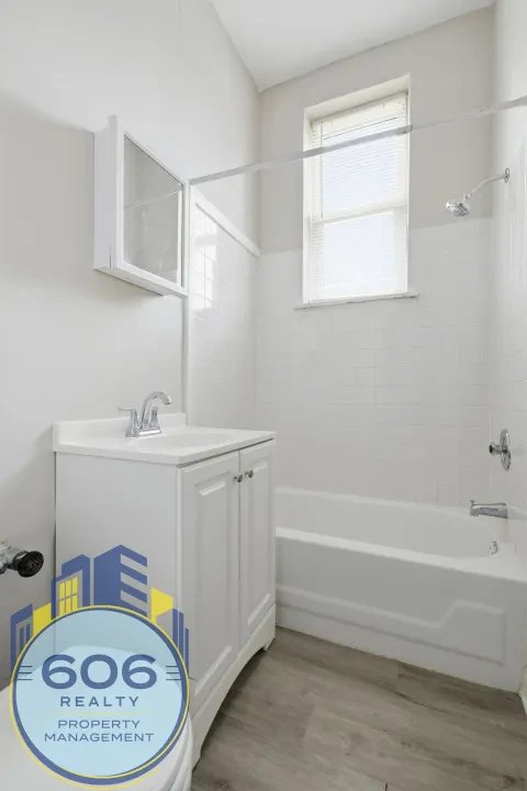 Chicago Apartment: 6912 North Ashland Avenue #401 Chicago, IL 60626