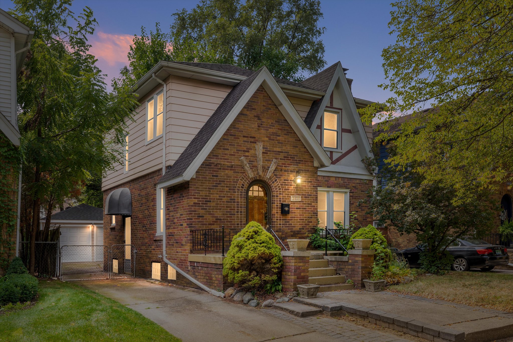 royal oak House: 2410 yale ave