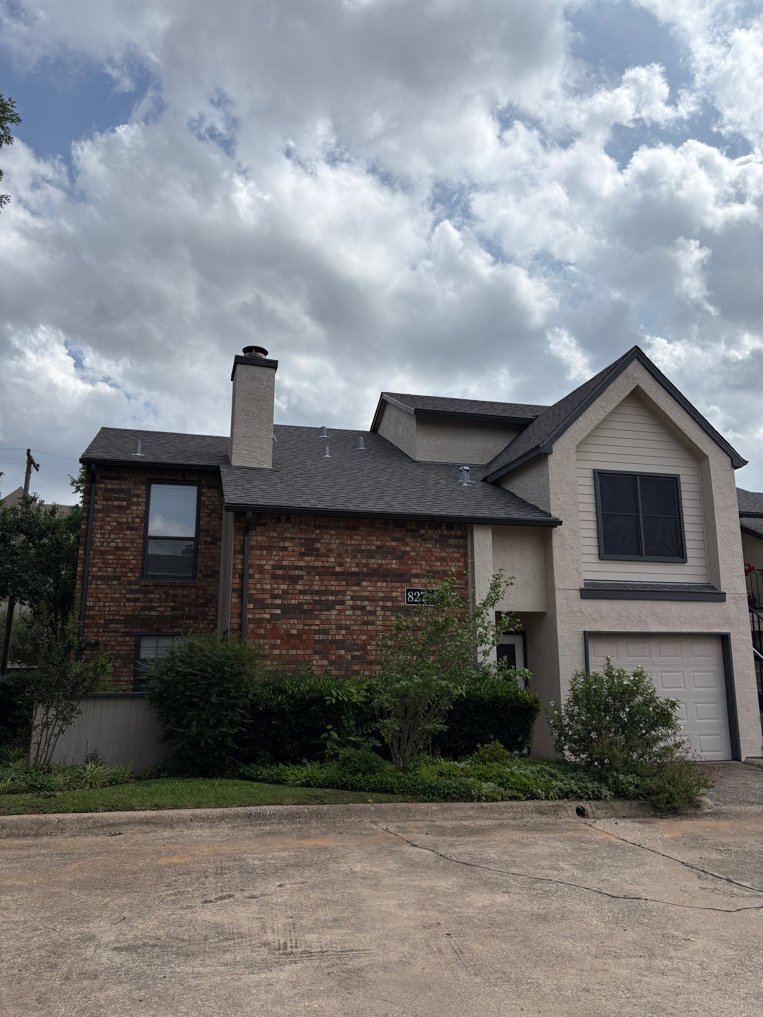 Hurst Condo: 827 W Harwood Rd
