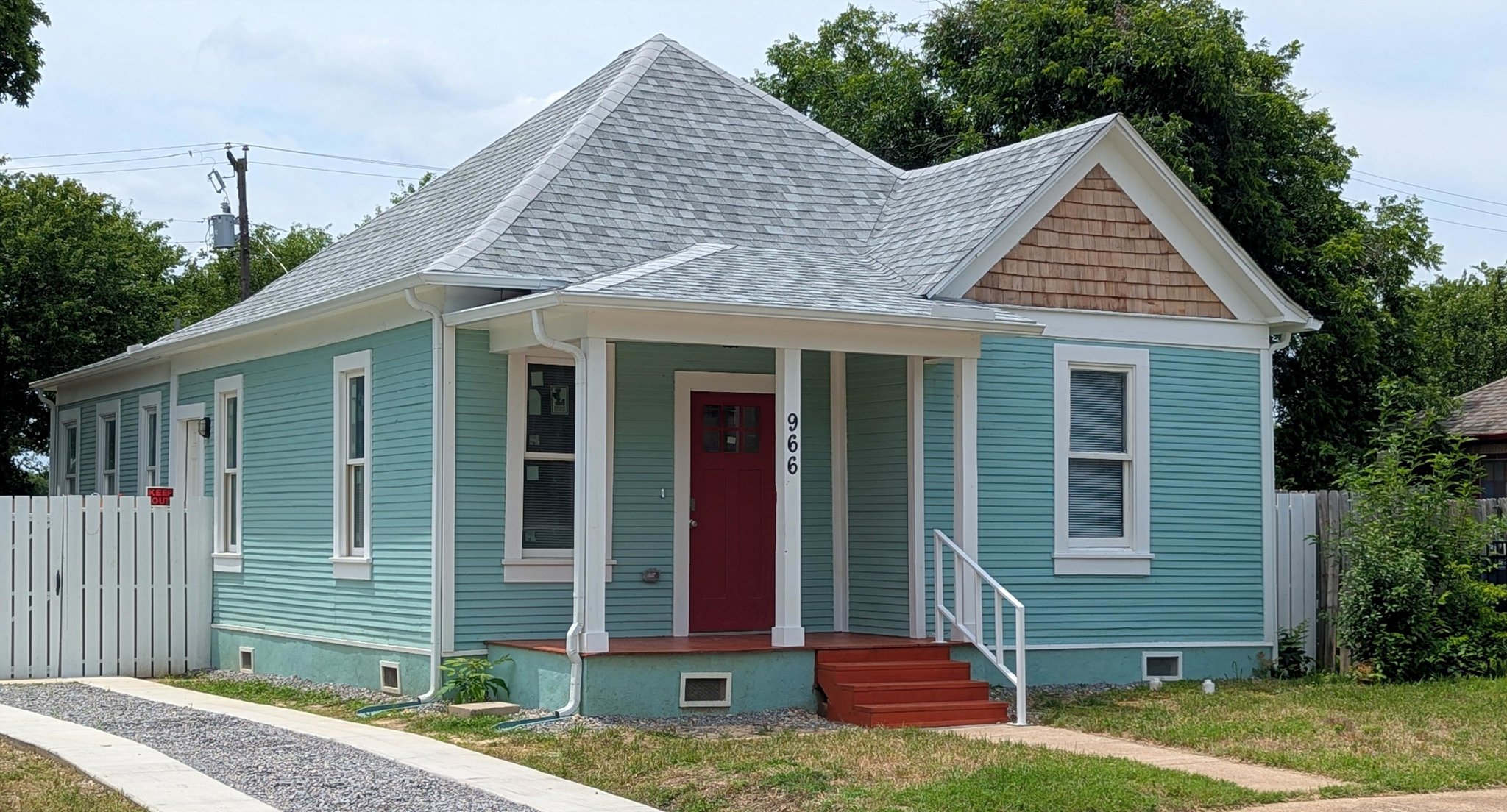 Fort Worth House: 966 E Pulaski St