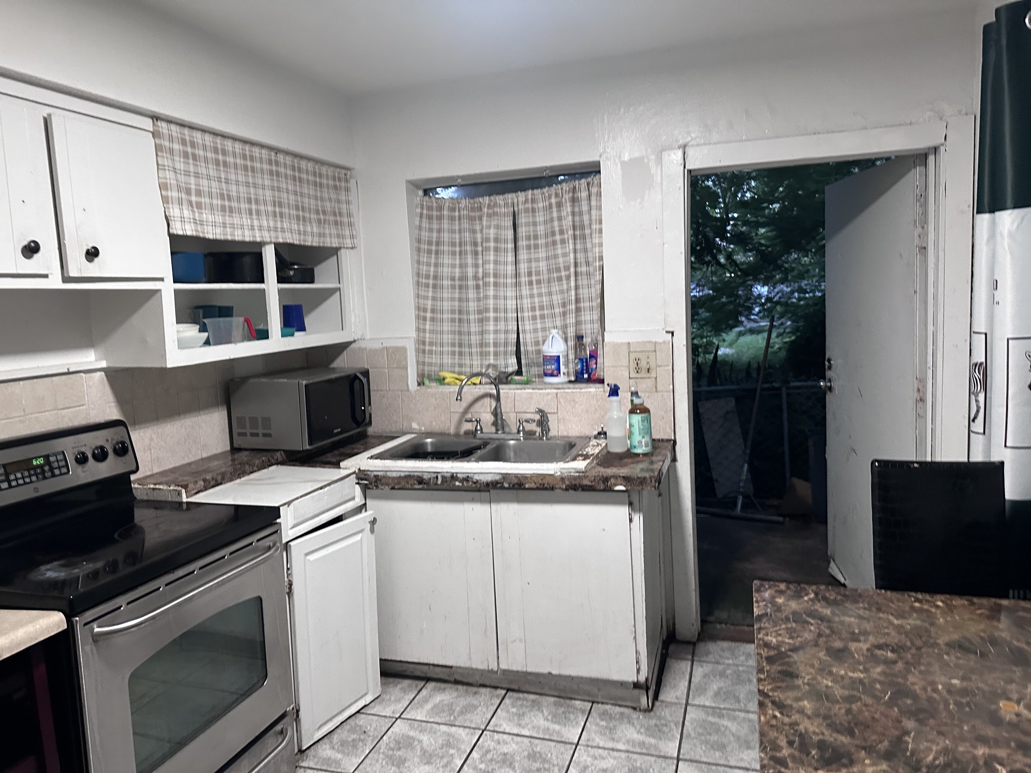 Hollywood Single Room: 1918 Sheridan St.