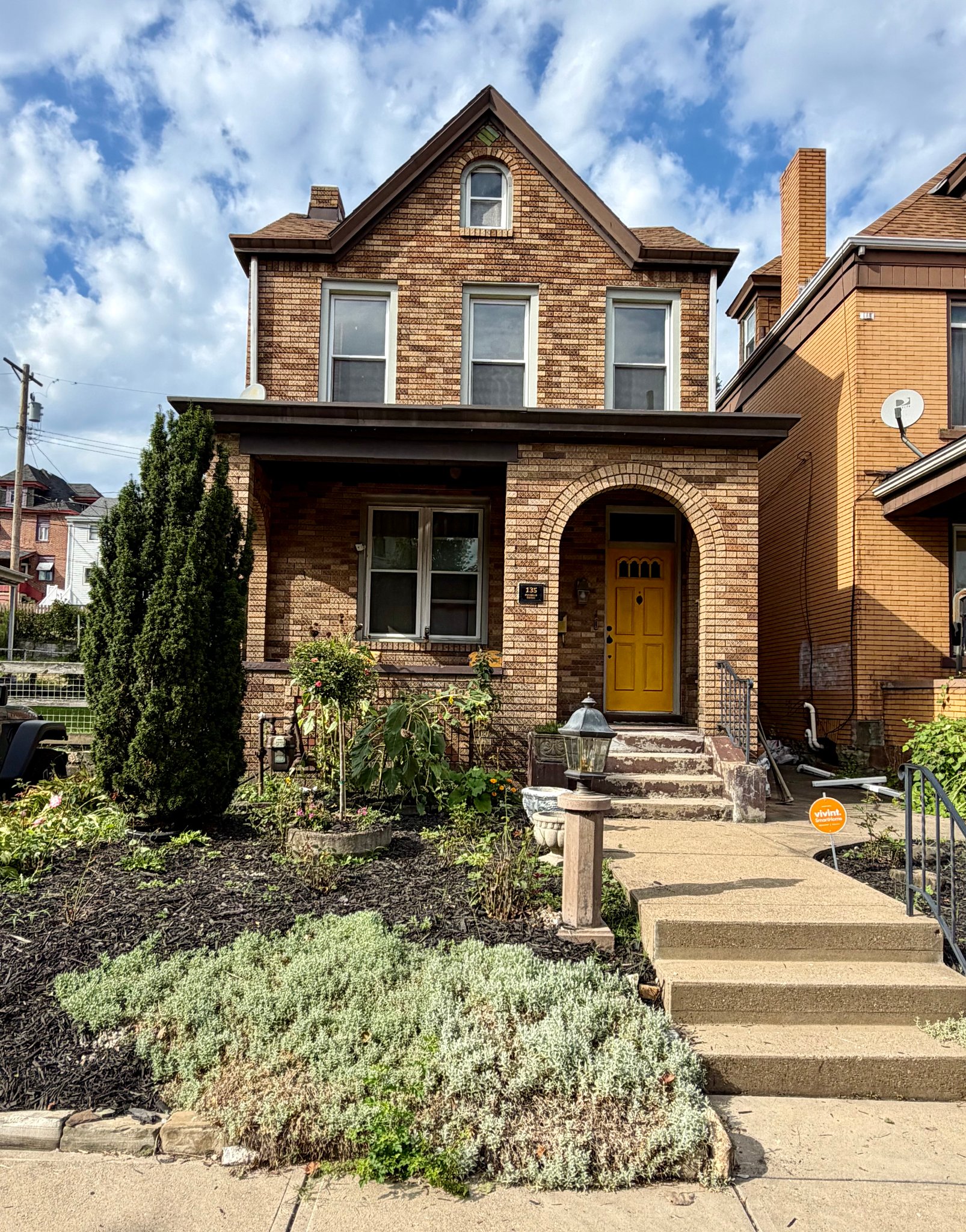 Pittsburgh House: 135 Rochelle St