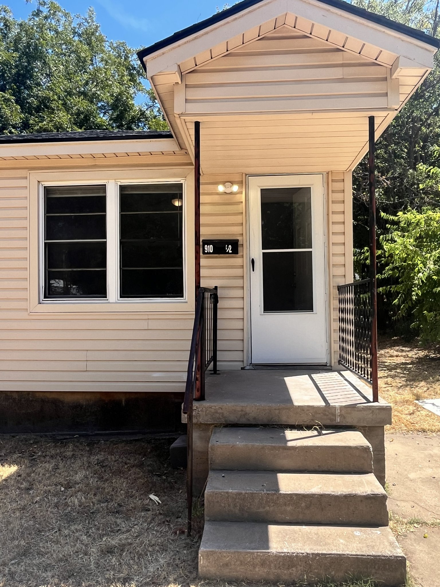 Lawton House: 910 1/2 SW 7th St.