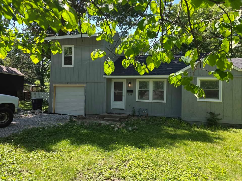 KANSAS CITY House: 11208 applewood