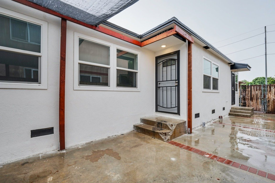 INGLEWOOD House: 10905 S BURL AVENUE