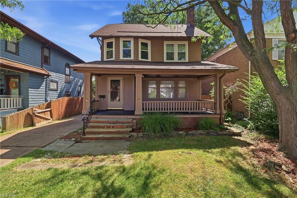 Lakewood House: 1539 Elbur Ave