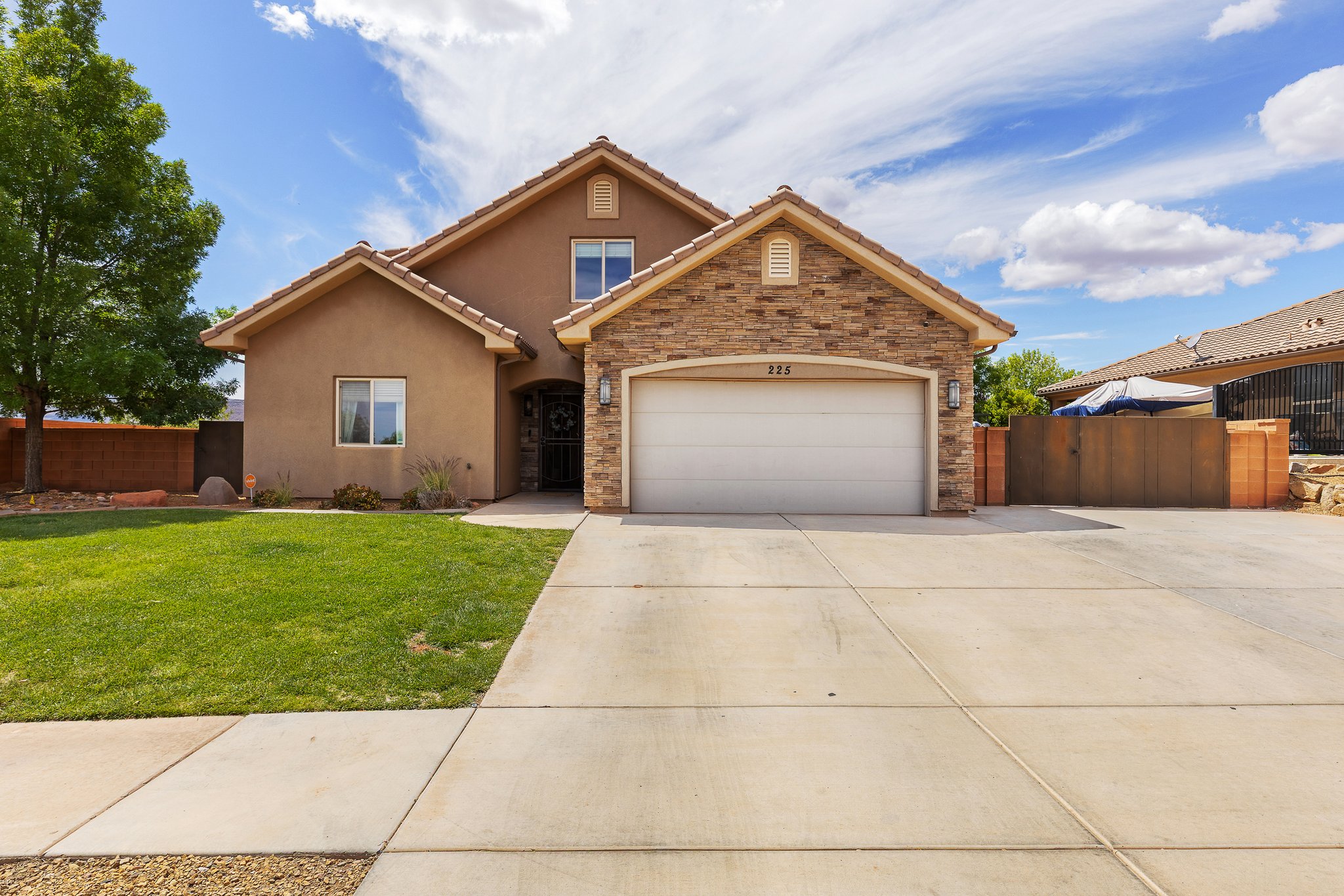 Ivins House: 225 N Falcon Ct
