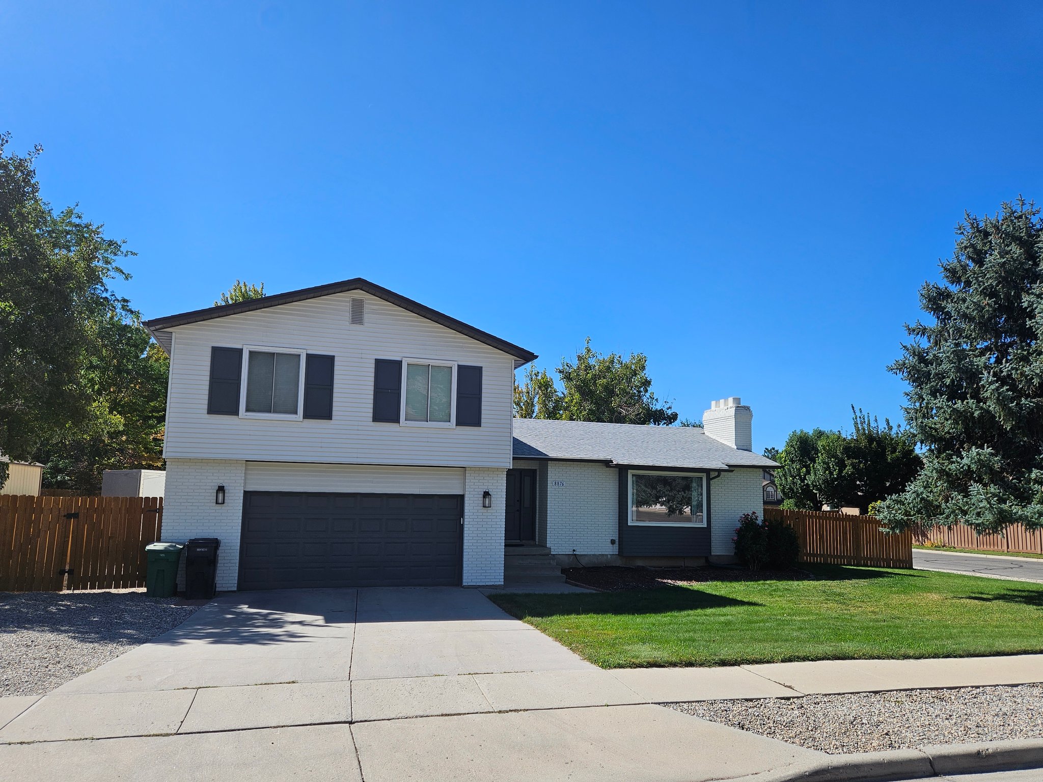 Sandy House: 8876 S Sheffield Way