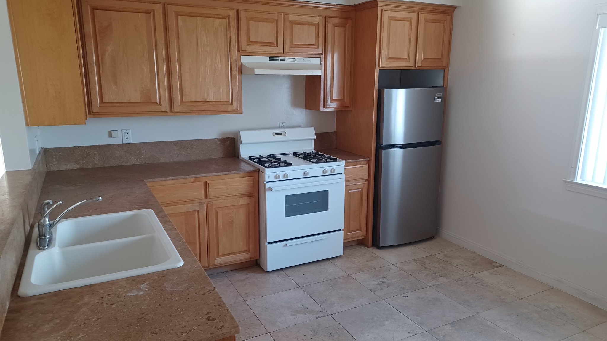 Hawthorne Apartment: 4382 W 130th St