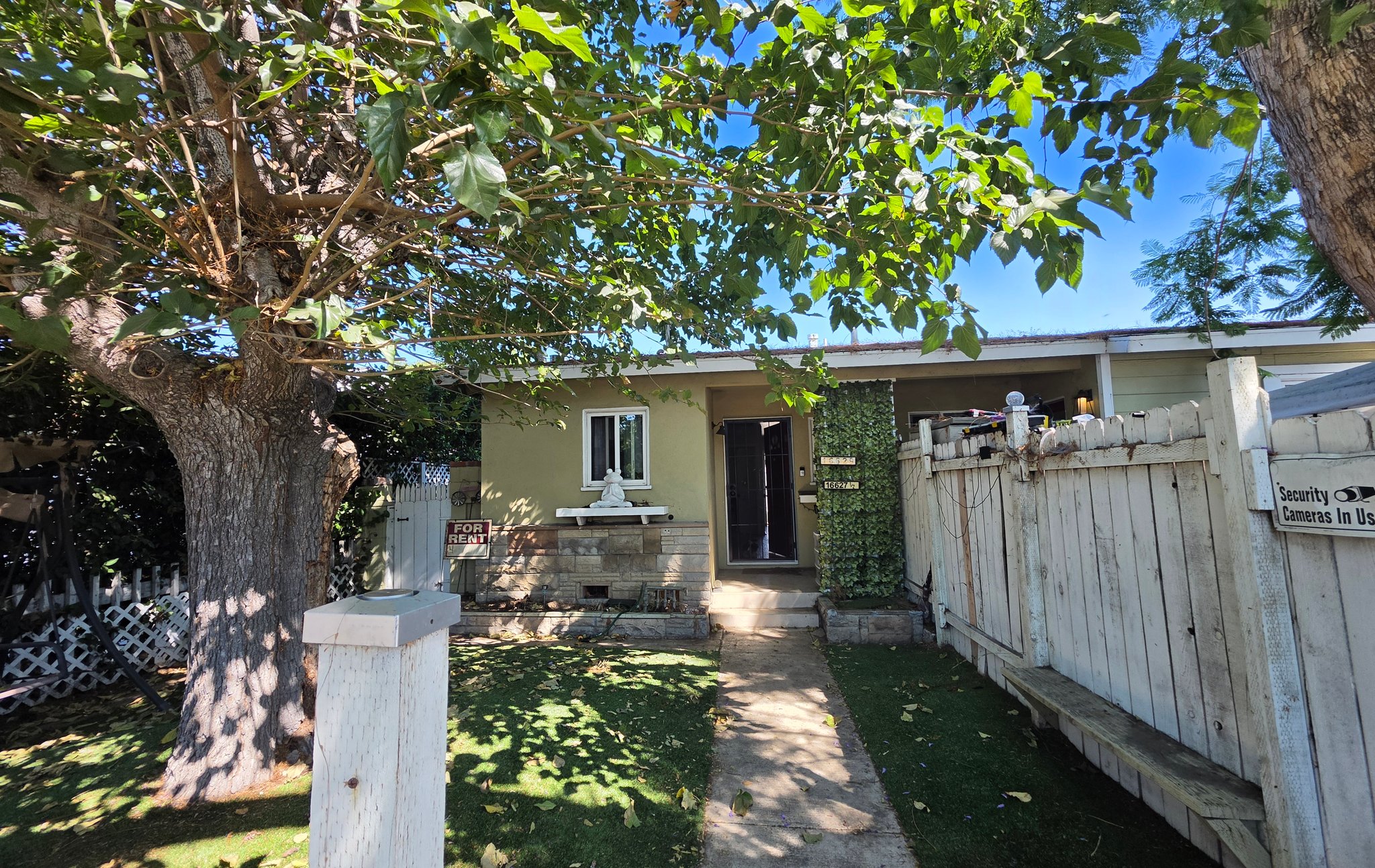 LAKE BALBOA House: 16629 Victory Blvd