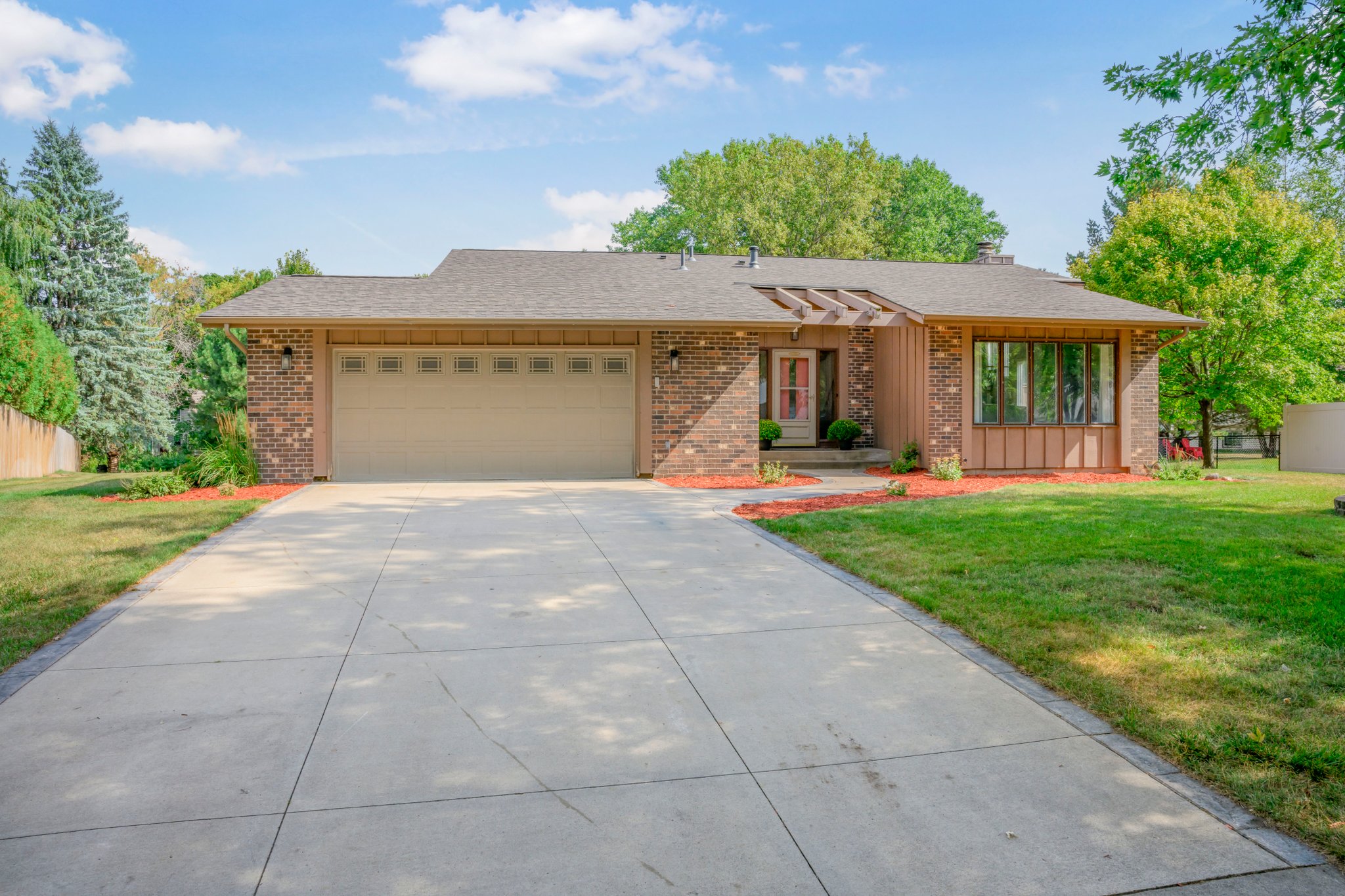 Maple Grove House: 6250 Larch Ln N