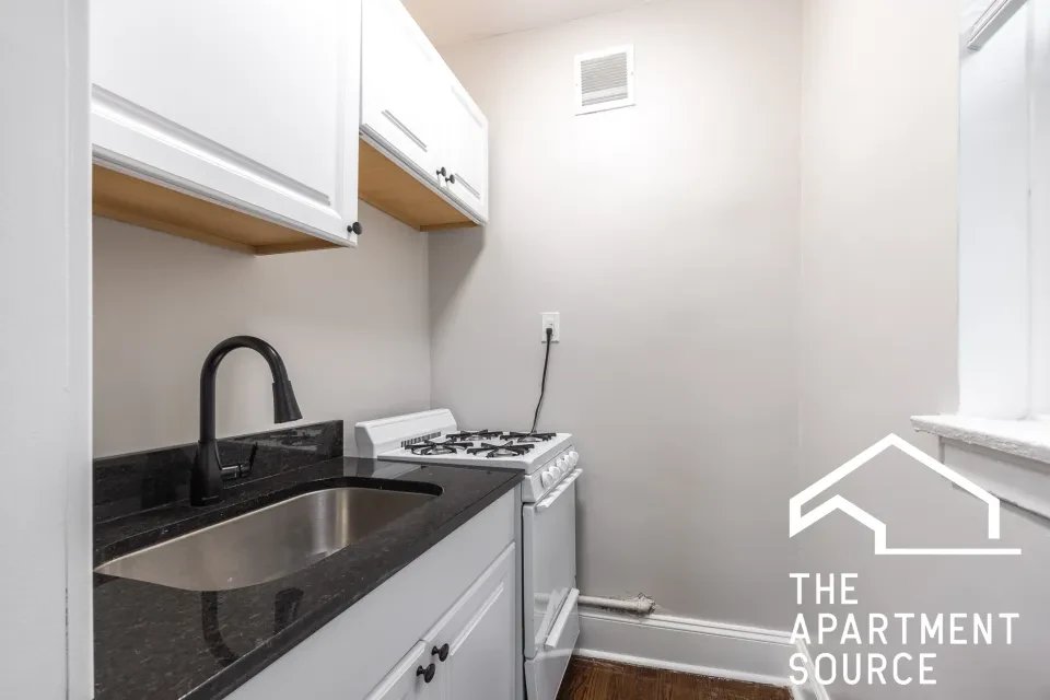 Chicago Apartment: 6912 North Ashland Avenue #403 Chicago, IL 60626