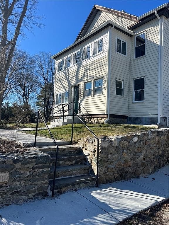 Warwick Apartment: 3 Eastman St