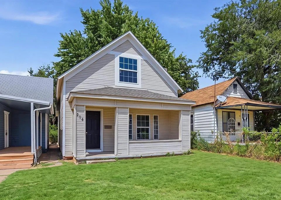 Guthrie House: 214 E Vilas Ave