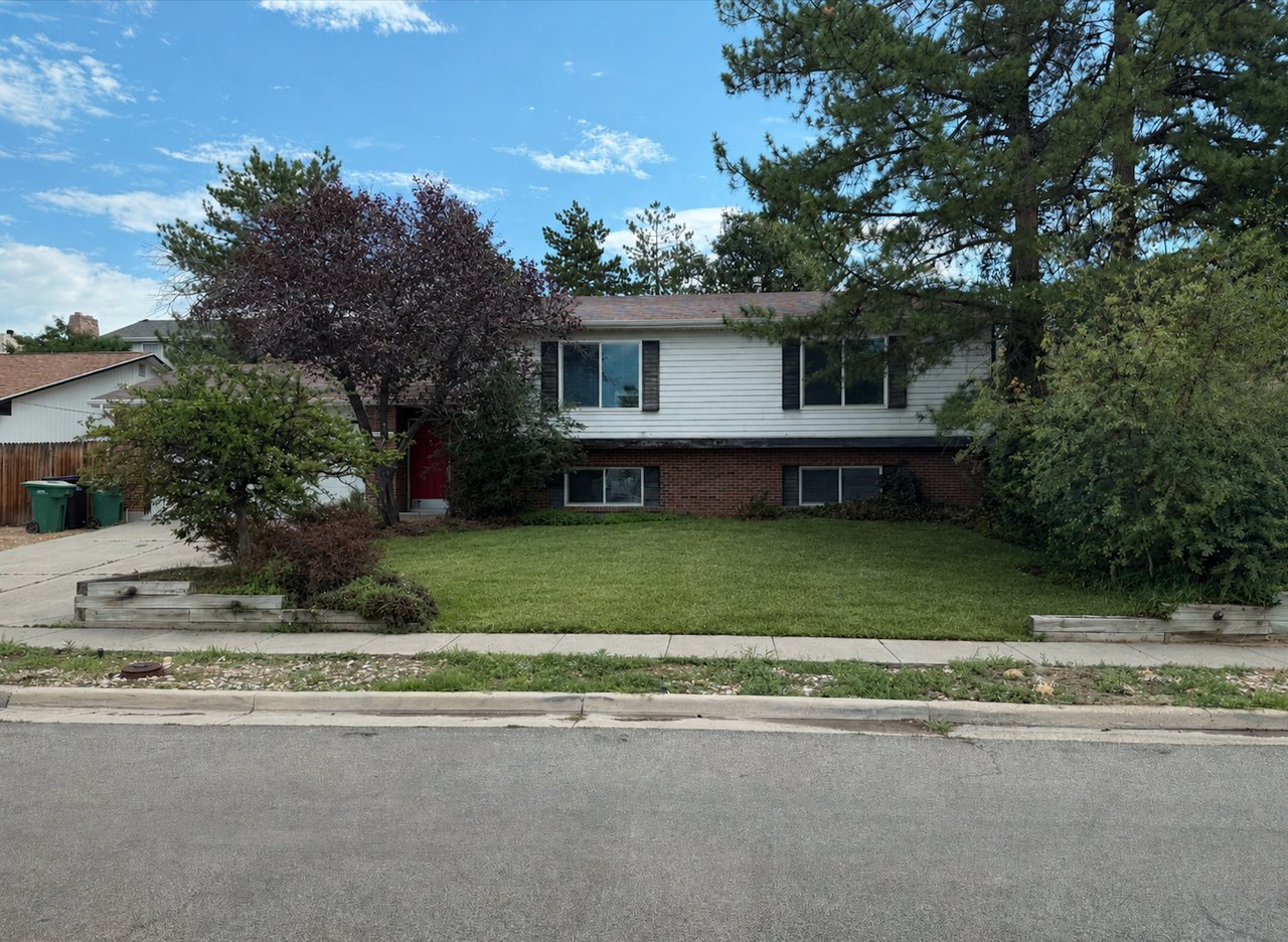 Sandy House: 12093 S Pineridge Rd