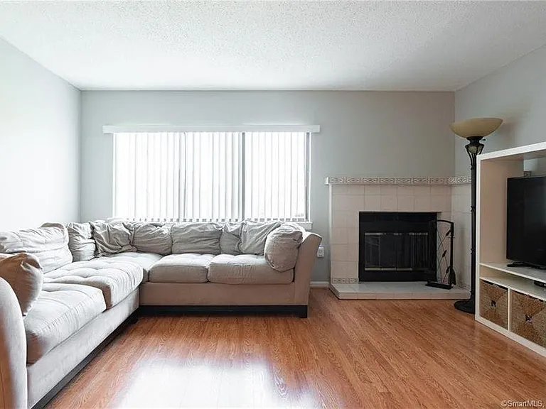 Branford Townhome: 255 Monticello Dr