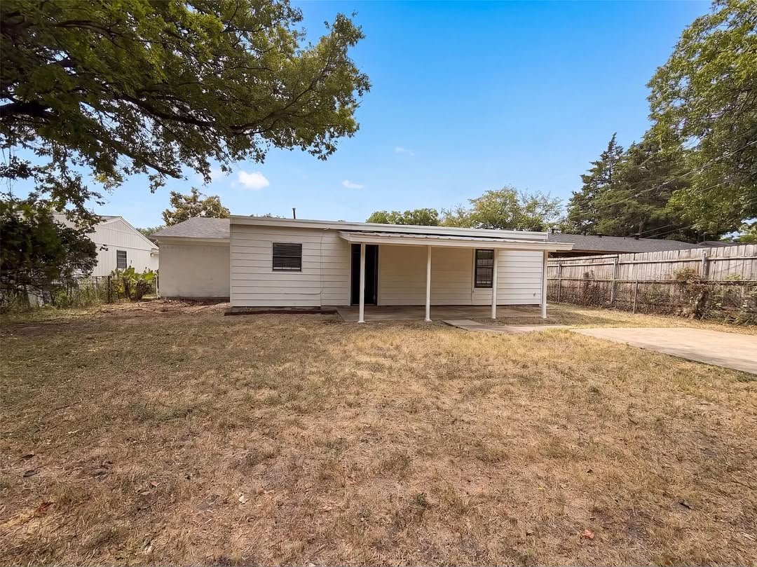 Grand Prairie House: 334 E Coral Way