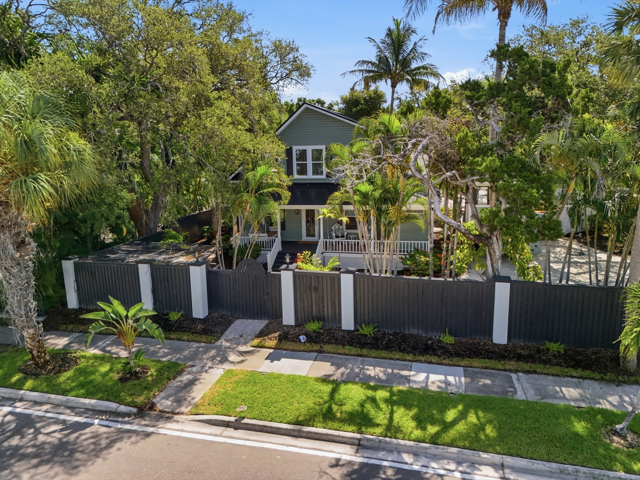 Sarasota House: 1611 Hyde Park Street