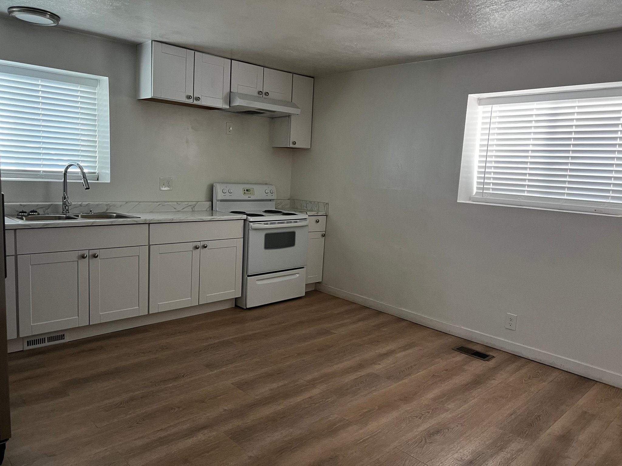 West Valley Townhome: 3909 W Benview Ave