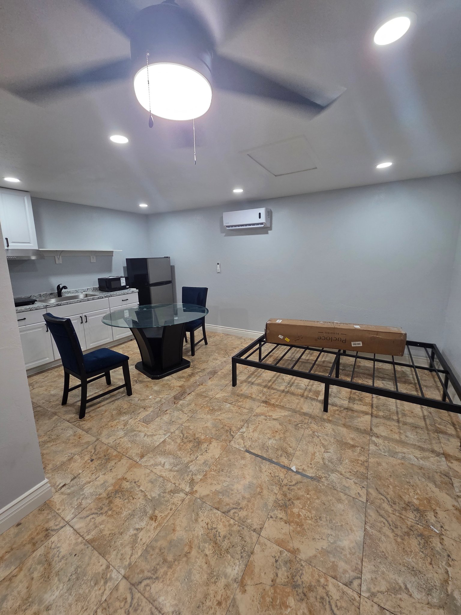 Ontario House: 735 N Holmes Ave