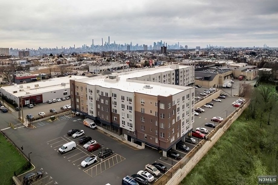 FAIRVIEW Apartment: 520 CLIFF STREET