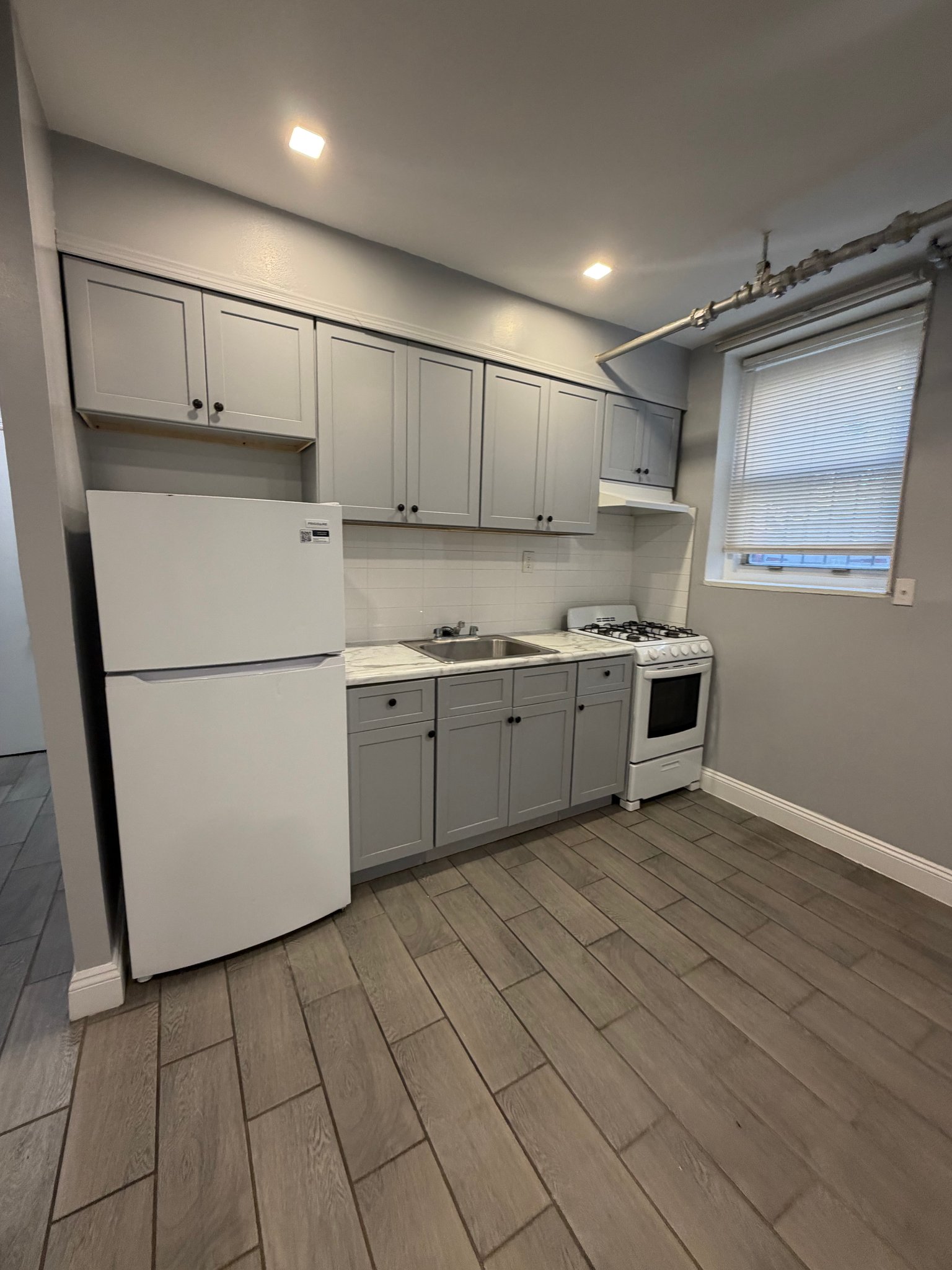 East Orange Apartment: 68 Elmwood Ave