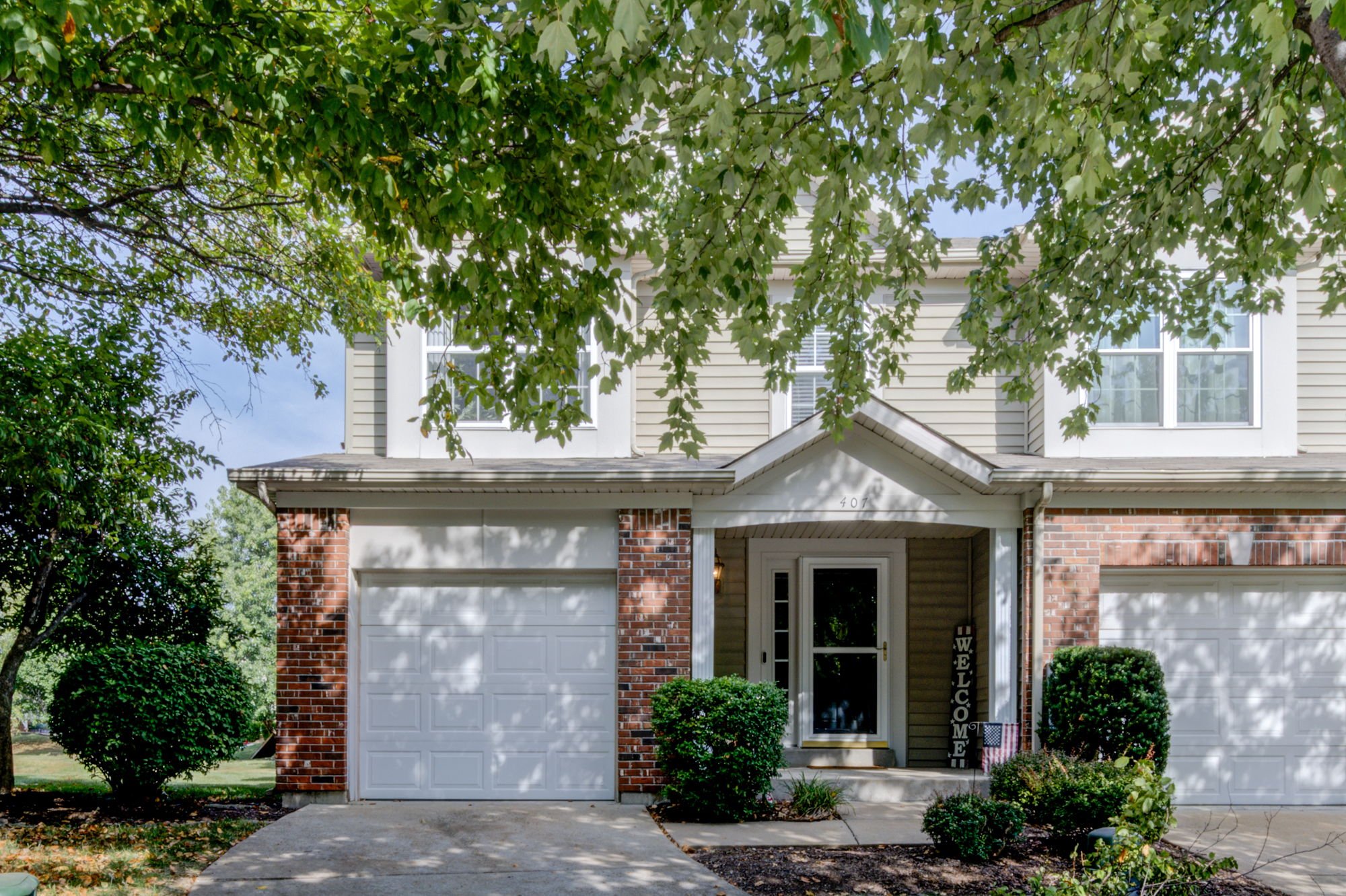 Saint Charles Townhome: 407 Montclair Tower Dr