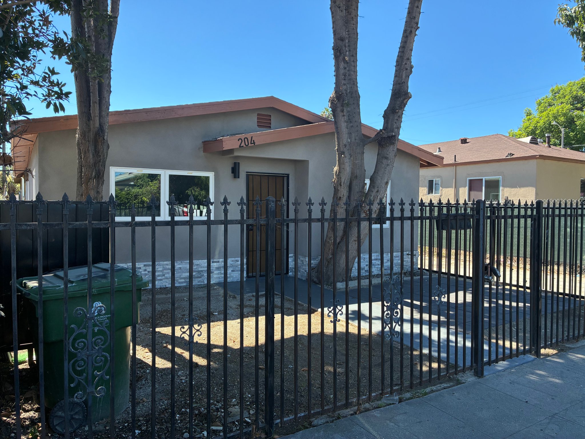 Los Angeles House: 204 E 88th Pl