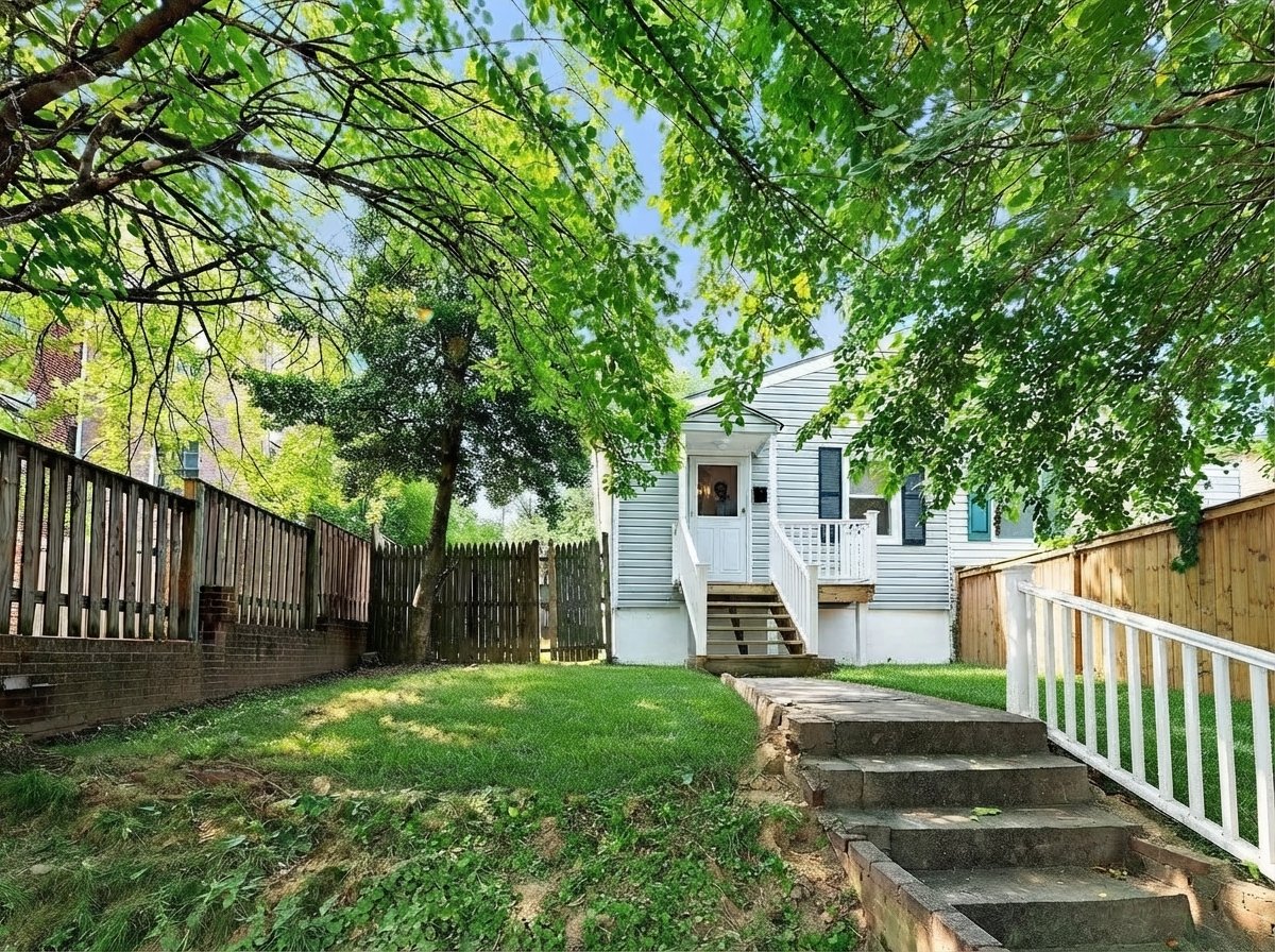 Alexandria House: 109 E Reed Ave
