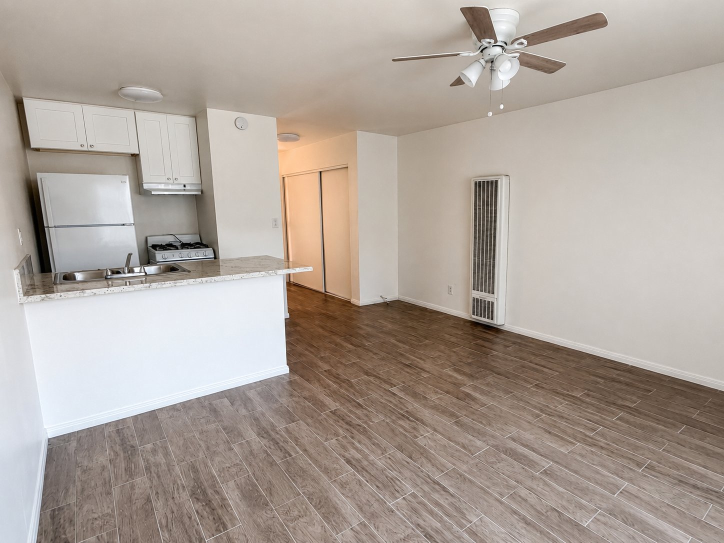 Hawthorne Apartment: 13611 Doty Ave
