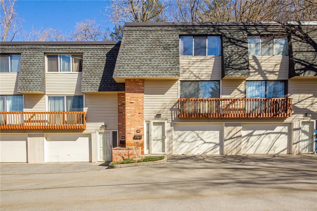 Penfield Condo: 148 Penn Lane