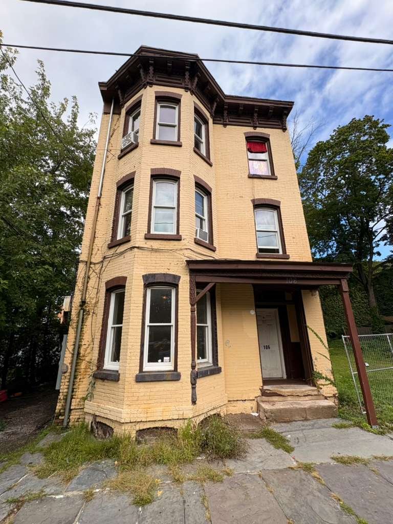 newburgh Apartment: 106 washington street