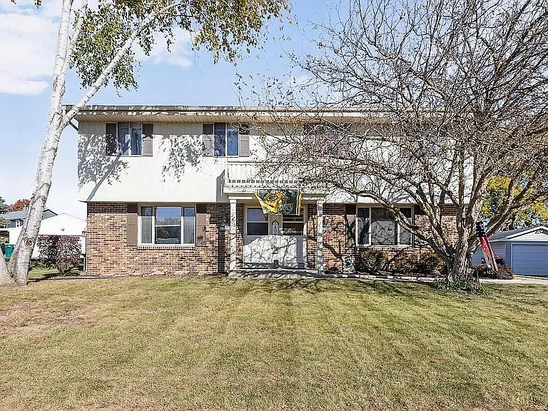 Jackson Townhome: W201N16930 Wilshire Dr