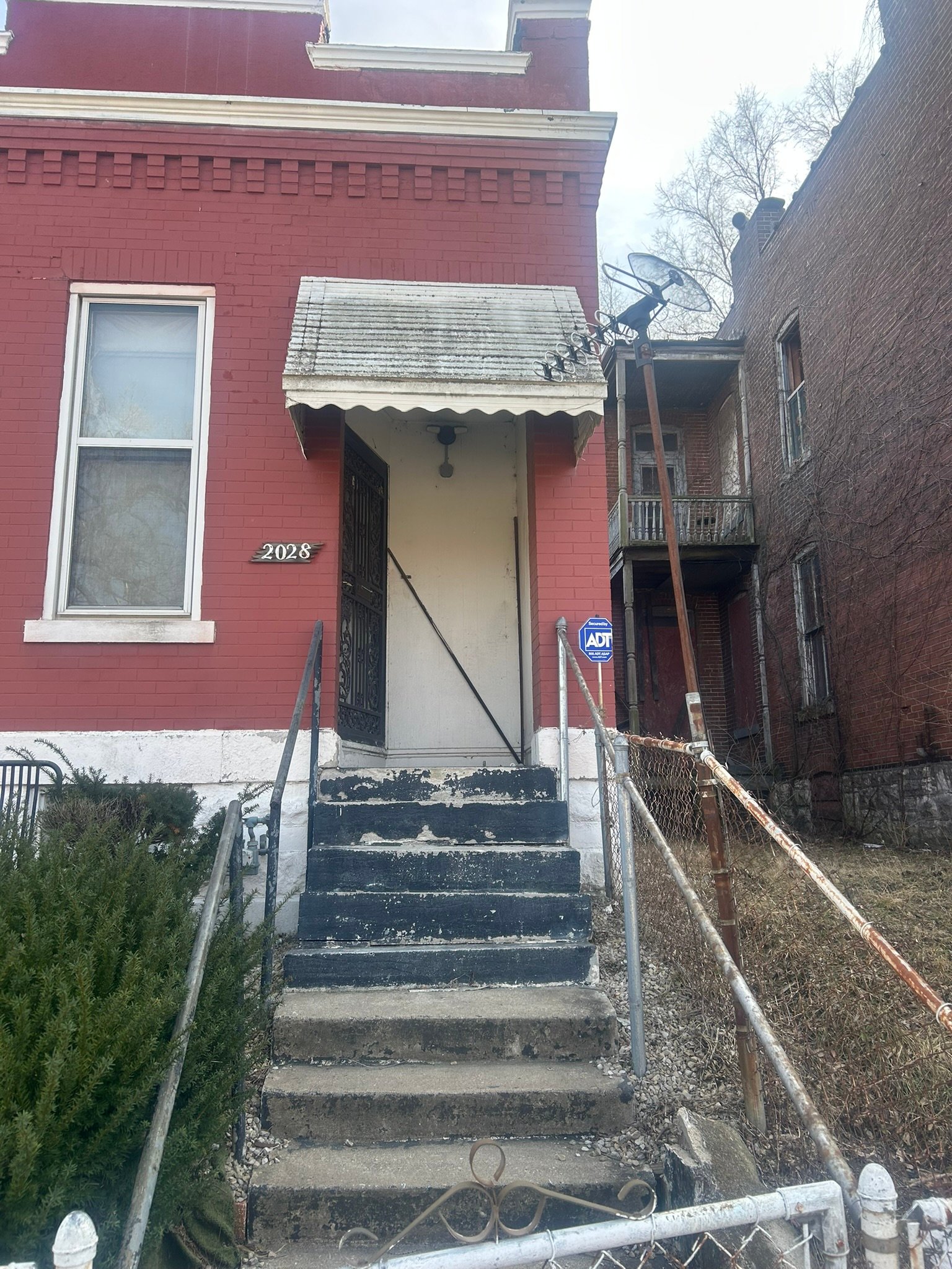St. Louis House: 2028 E Prairie Ave