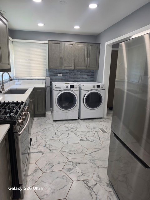 Lansing House: 17111 Oakwood Ave