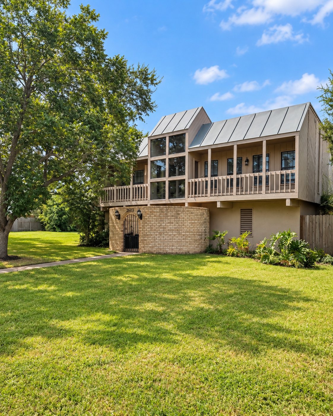 Houston House: 2305 Lazy Lake Dr