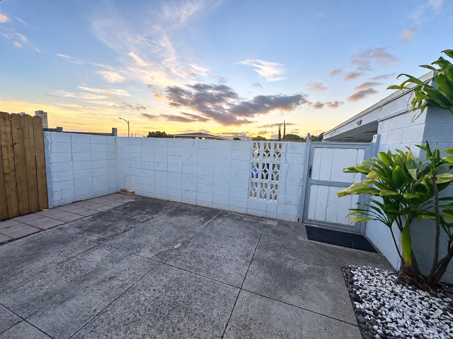 Pearl City House: 1365 Kuahaka St.