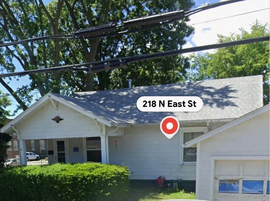 Carlinville House: 218 North East St