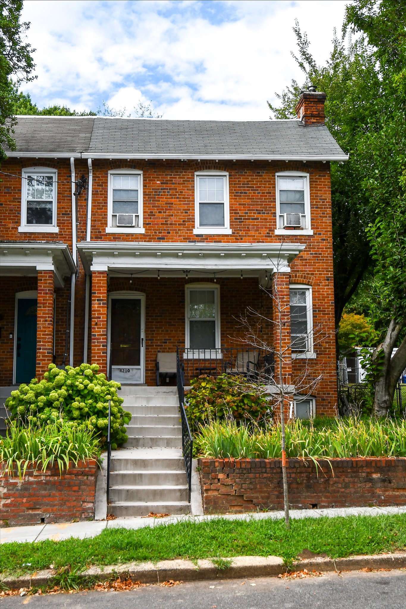 Washington Townhome: 4210 10th Street NE