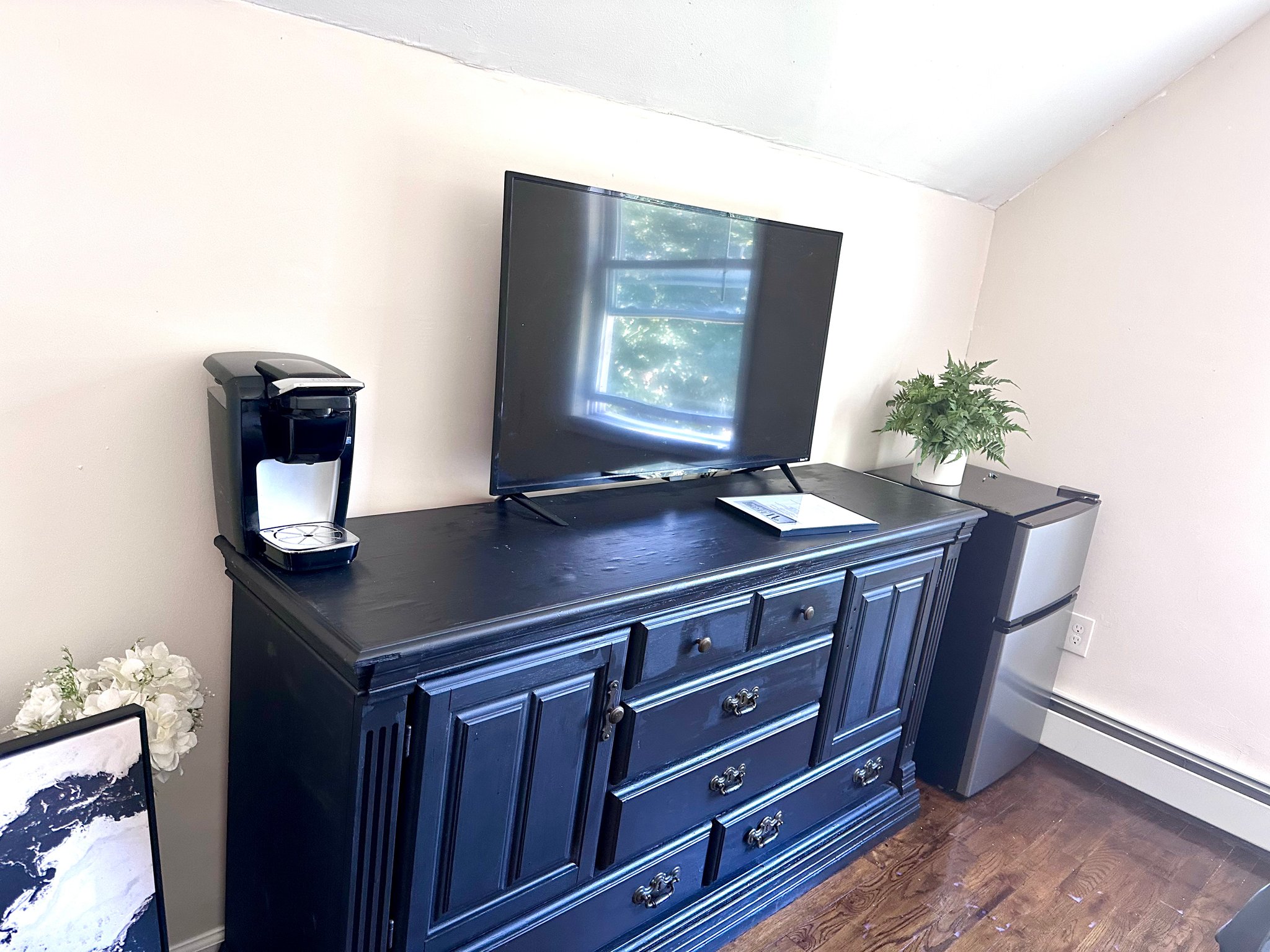 Brentwood Apartment: 51 Bradley St