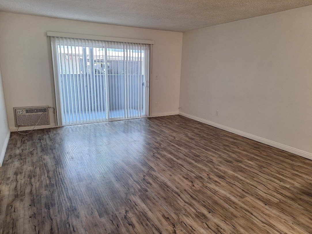 North Hollywood Apartment: 11030 Moorpark St