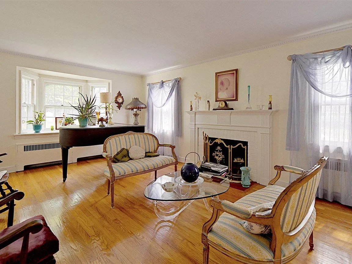 Hempstead House: 160 Cedar St