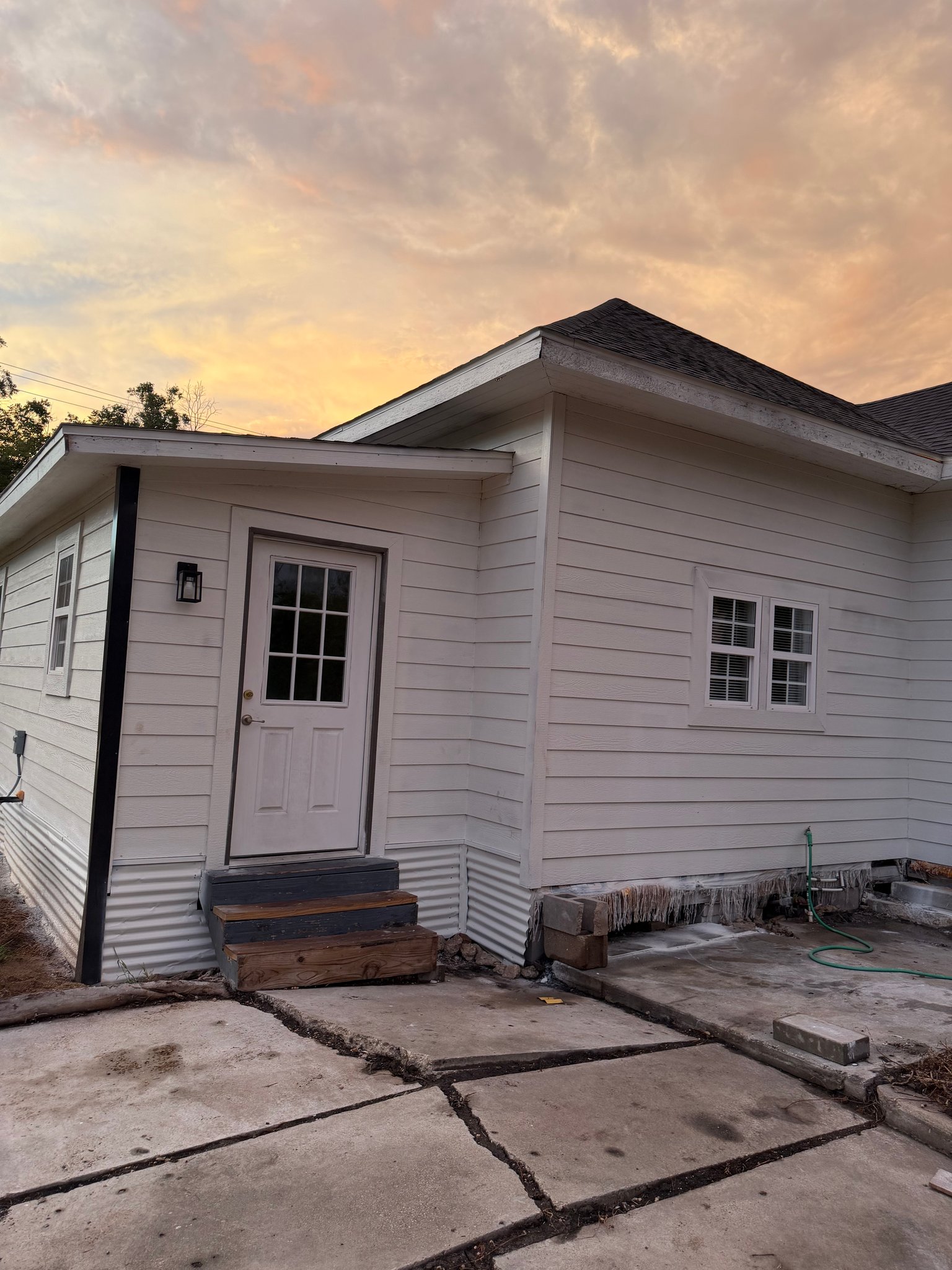 Mart Apartment: 404 E Ross Ave