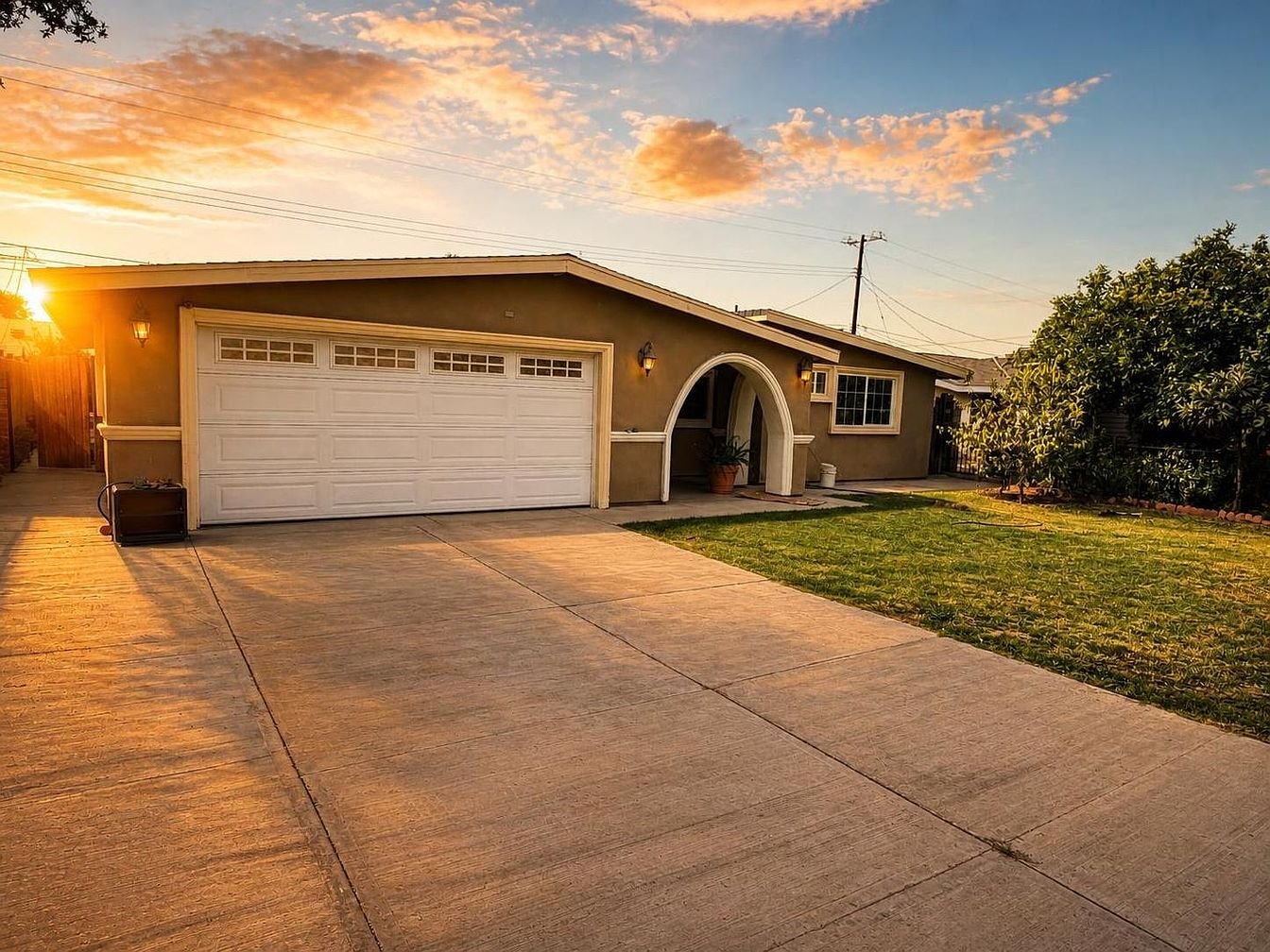 Pomona House: 844 Mayfair Ave