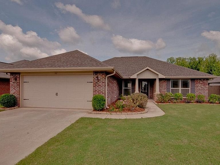 Madison House: 207 Healey Dr